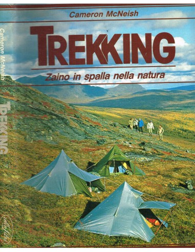 Trekking zaino in spalla nella natura